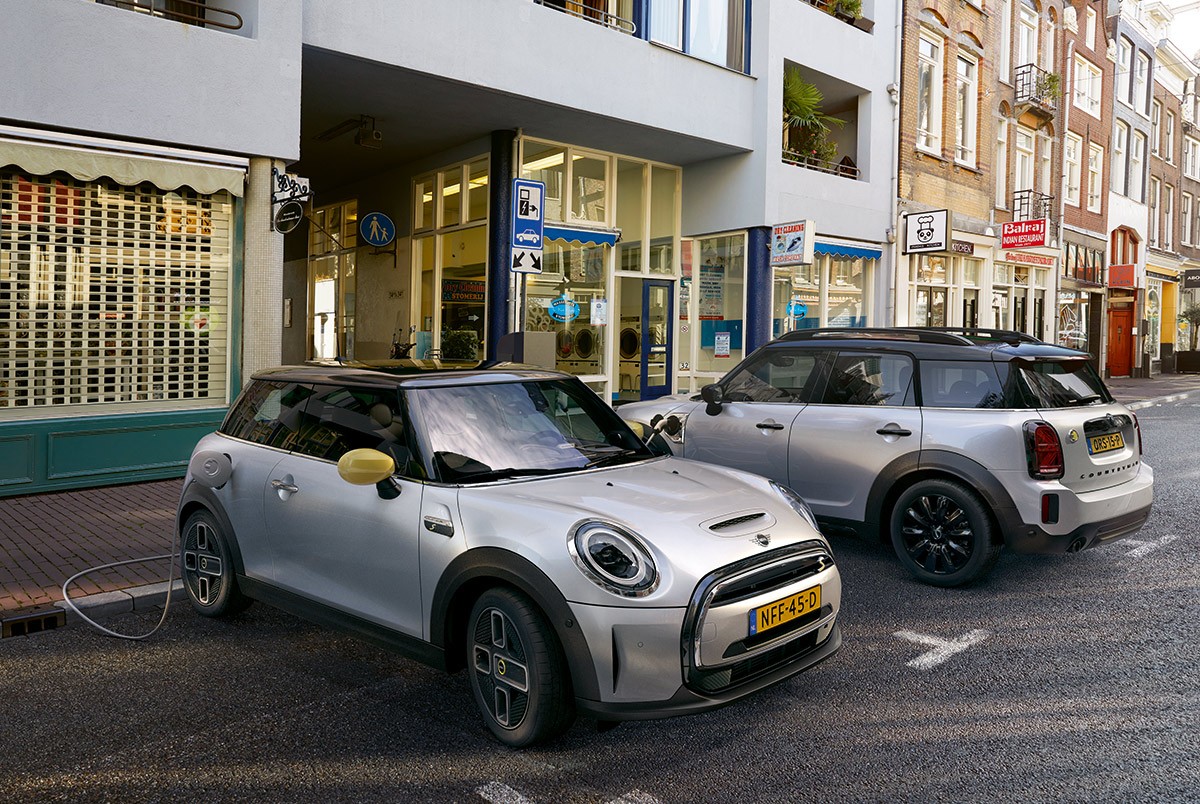 MINI Electric – silver and black – side view